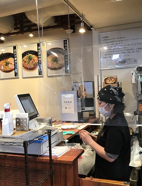 厨房で働くスタッフの様子