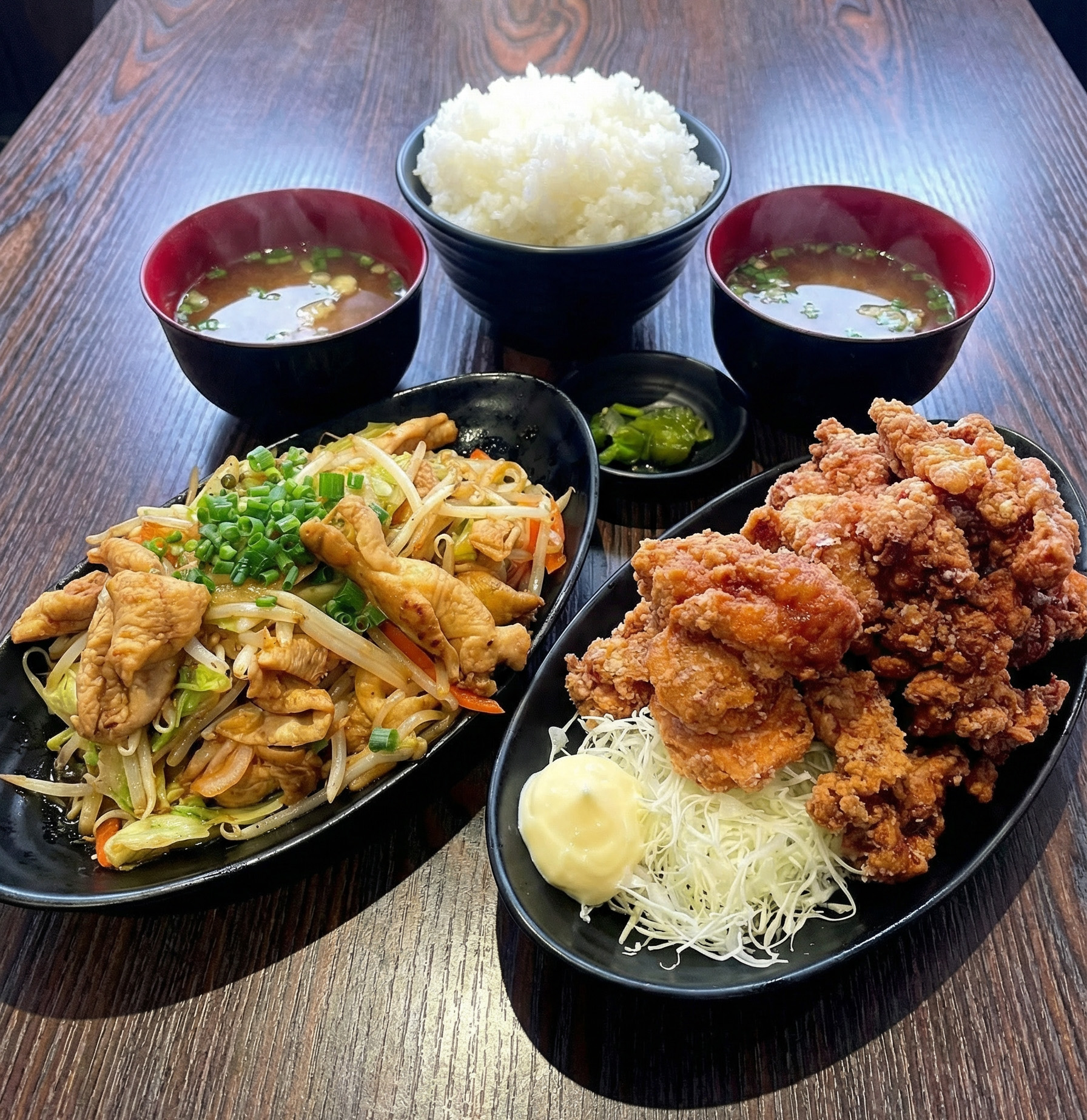 デカ盛り唐揚げ定食とデカ盛りモツ炒め定食